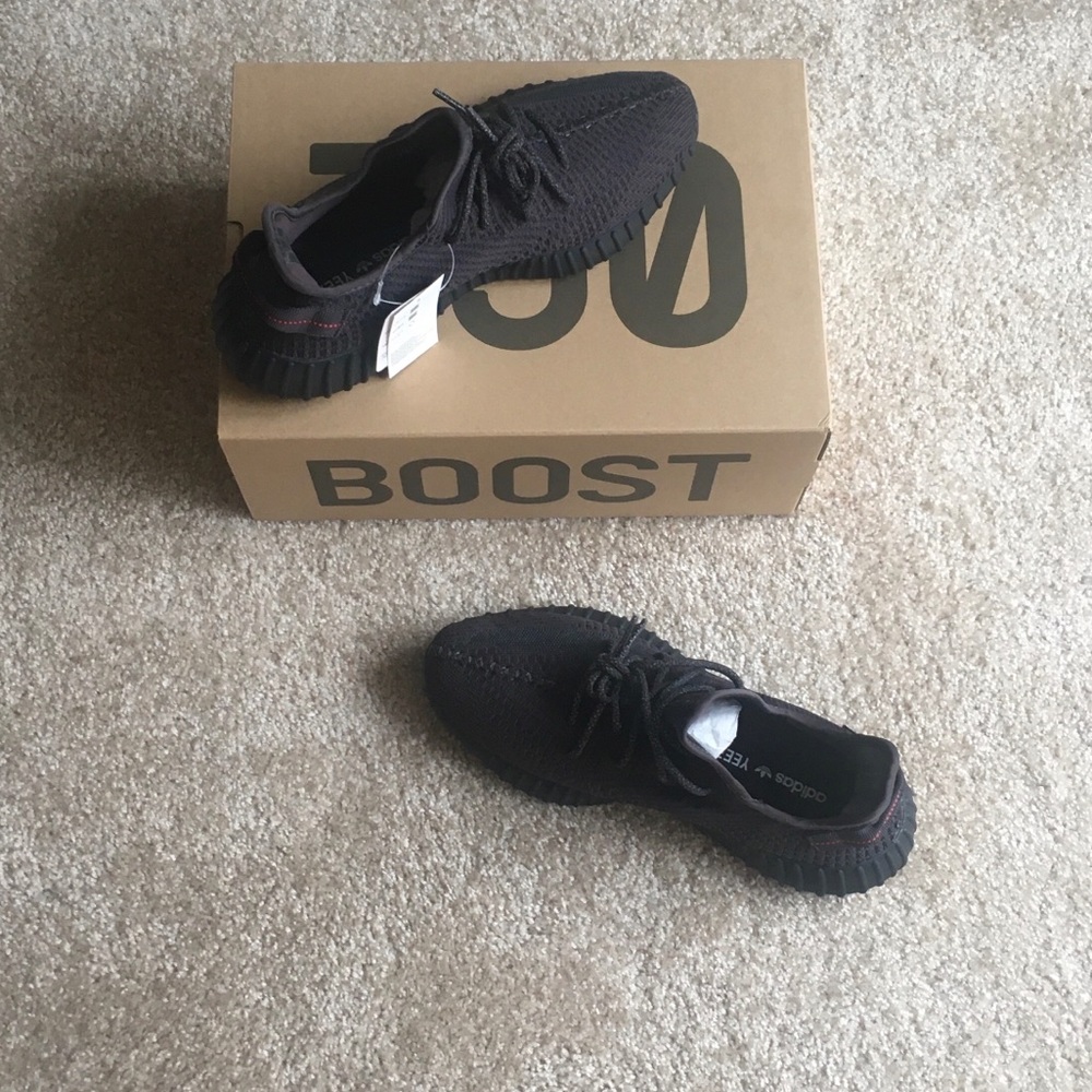 Yeezy Boost 350 V2 “Black Non-Reflective” - Picture 5 of 8